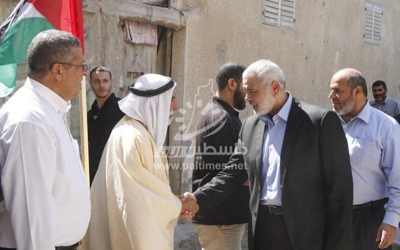 بالصور: هنية يزور عائلتي الشهيد "مسعود" والمختطف "زنون" برفح