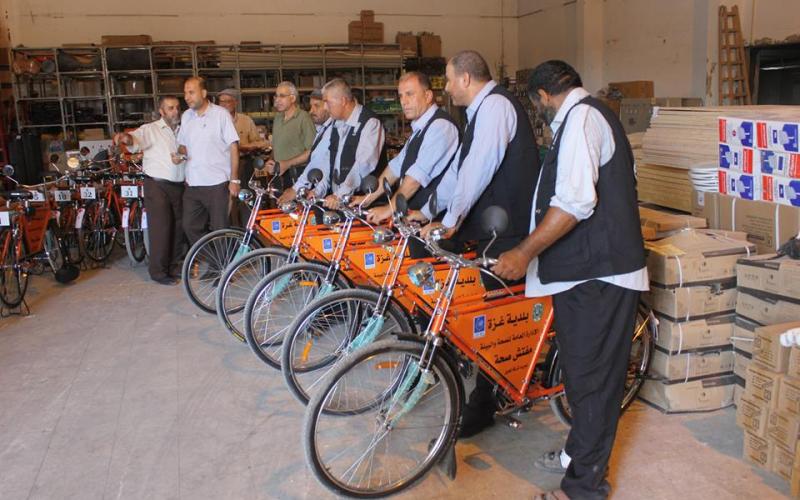 بالصور: بلدية غزة توفر 40 دراجة هوائية لمفتشي النظافة