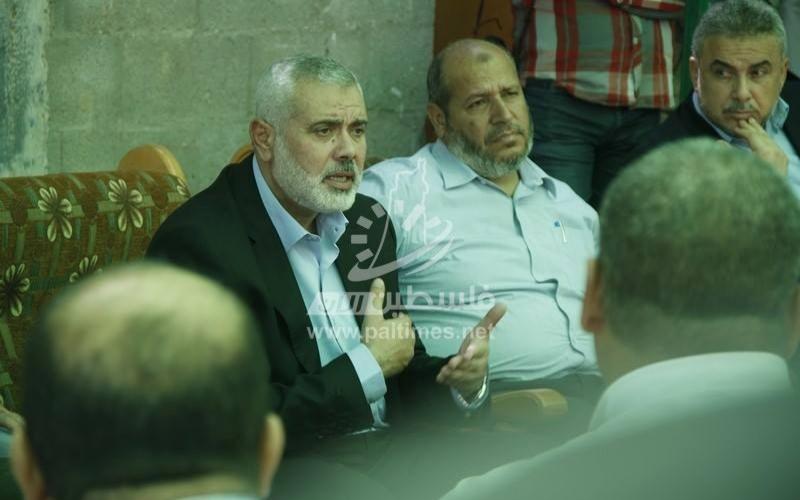 بالصور: هنية يزور عائلتي الشهيد "مسعود" والمختطف "زنون" برفح