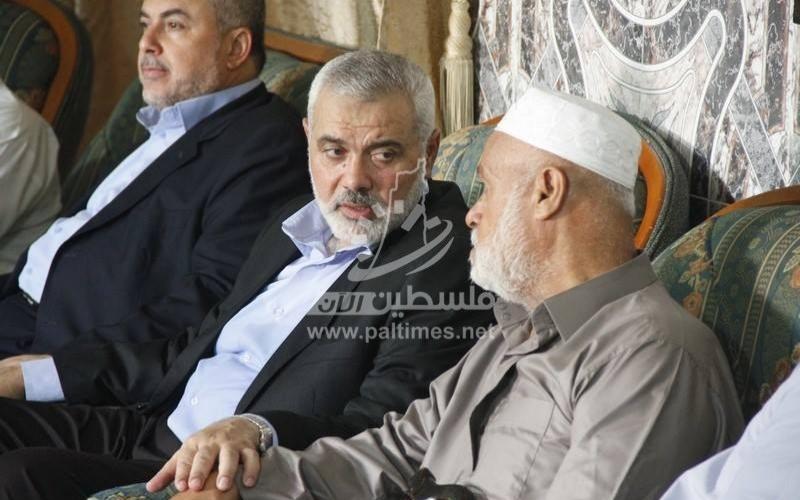 بالصور: هنية يزور عائلتي الشهيد "مسعود" والمختطف "زنون" برفح