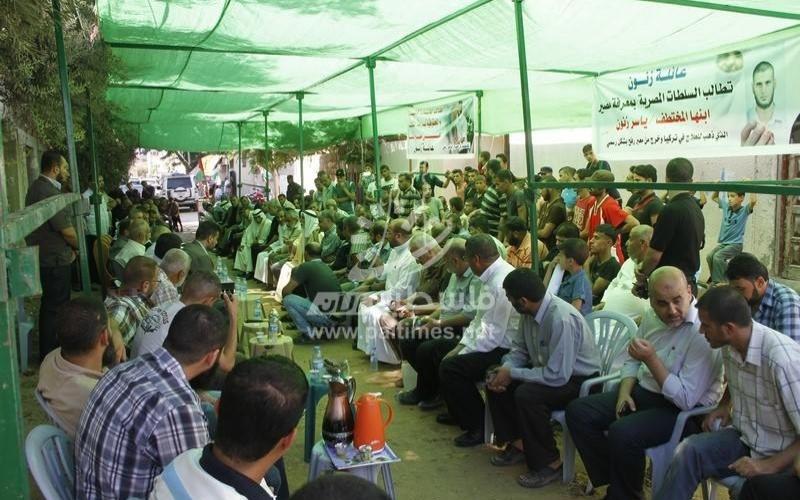 بالصور: هنية يزور عائلتي الشهيد "مسعود" والمختطف "زنون" برفح