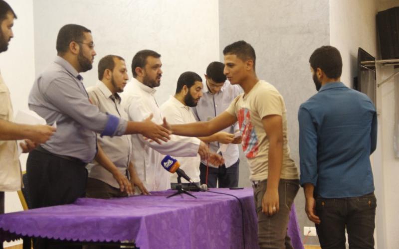 بالصور: حماس توزع 15 ألف دولار على 300 طالب بدير البلح