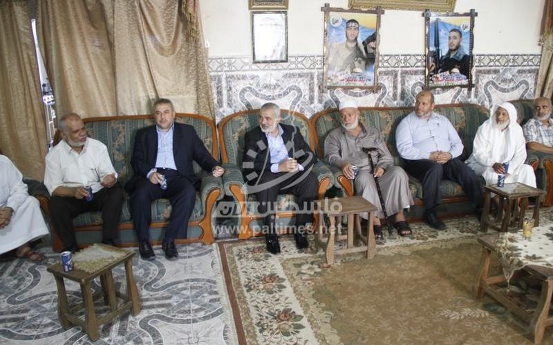 بالصور: هنية يزور عائلتي الشهيد "مسعود" والمختطف "زنون" برفح