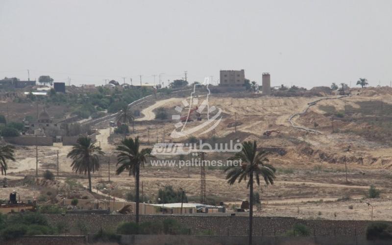 بالصور: الجانب المصري يواصل عمليات إنشاء قناة مائية