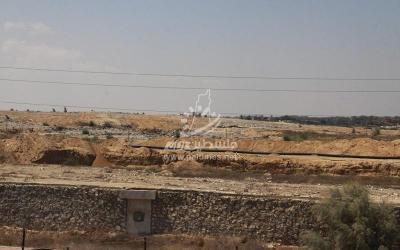 بالصور: الجانب المصري يواصل عمليات إنشاء قناة مائية