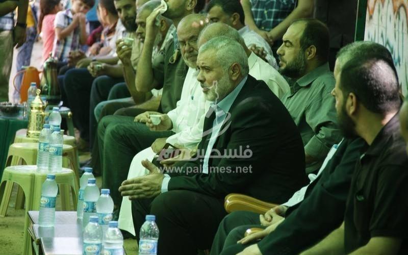 بالصور: هنية يزور عائلتي الشهيد "مسعود" والمختطف "زنون" برفح