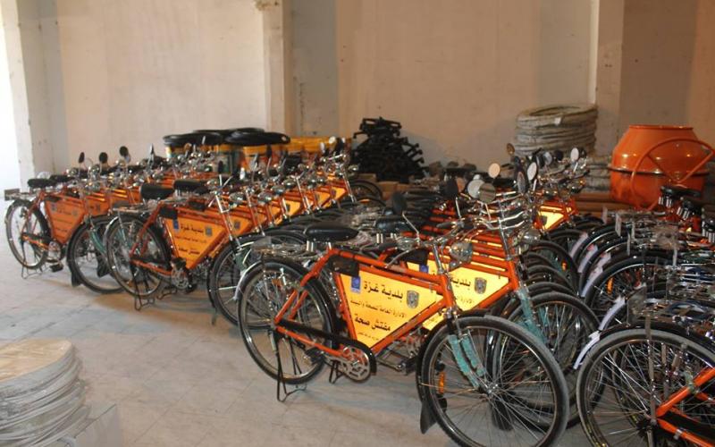 بالصور: بلدية غزة توفر 40 دراجة هوائية لمفتشي النظافة