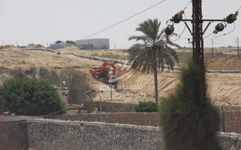 بالصور: الجانب المصري يواصل عمليات إنشاء قناة مائية