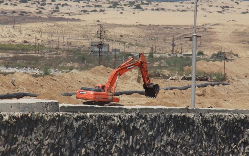 بالصور: الجانب المصري يواصل عمليات إنشاء قناة مائية