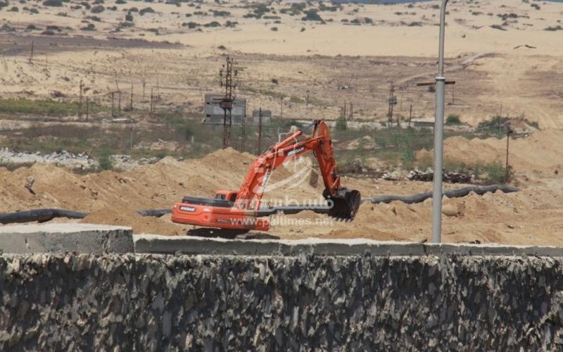 بالصور: الجانب المصري يواصل عمليات إنشاء قناة مائية