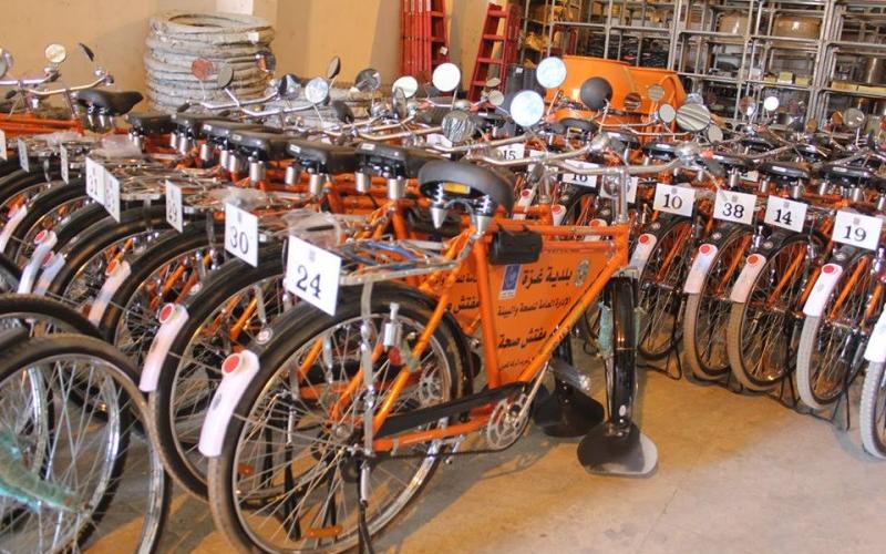 بالصور: بلدية غزة توفر 40 دراجة هوائية لمفتشي النظافة