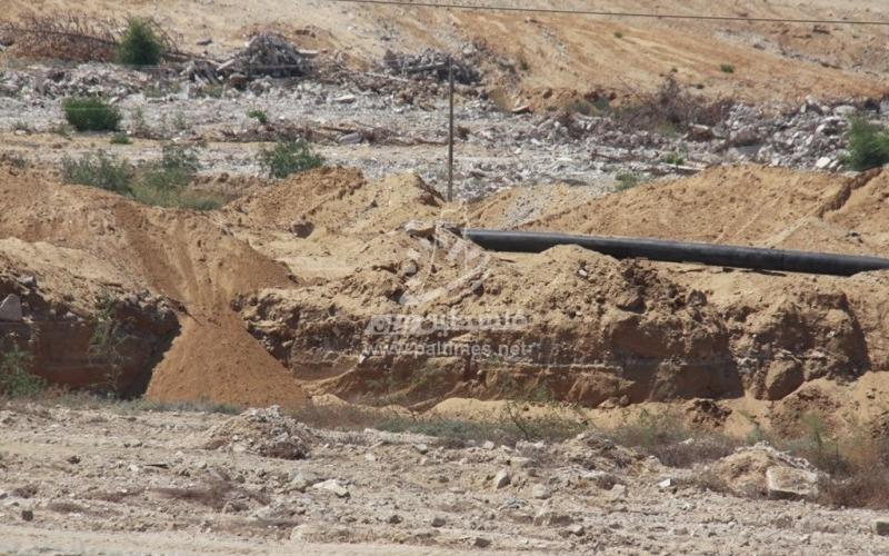 بالصور: الجانب المصري يواصل عمليات إنشاء قناة مائية
