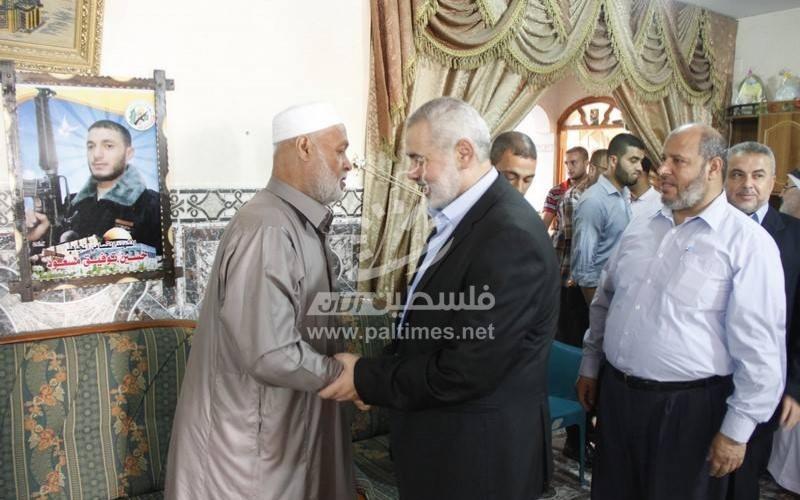 بالصور: هنية يزور عائلتي الشهيد "مسعود" والمختطف "زنون" برفح
