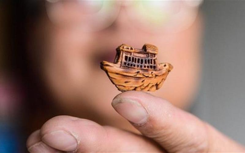 بالصور: فنان صيني متخصص بالنحت على بذور الخوخ