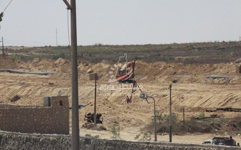 بالصور: الجانب المصري يواصل عمليات إنشاء قناة مائية