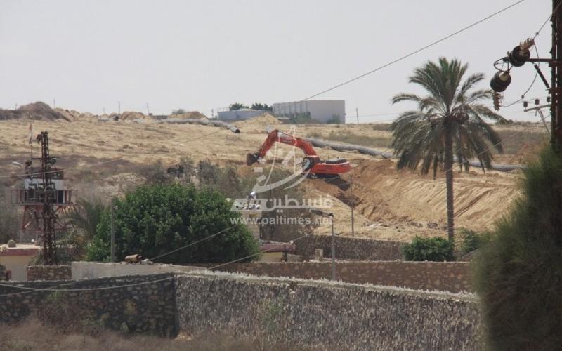 بالصور: الجانب المصري يواصل عمليات إنشاء قناة مائية