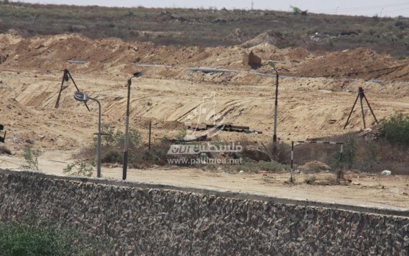 بالصور: الجانب المصري يواصل عمليات إنشاء قناة مائية