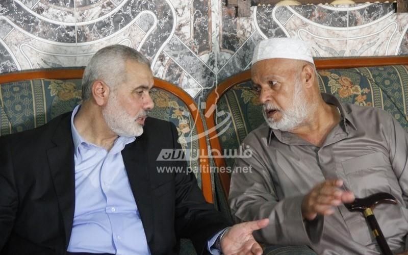 بالصور: هنية يزور عائلتي الشهيد "مسعود" والمختطف "زنون" برفح