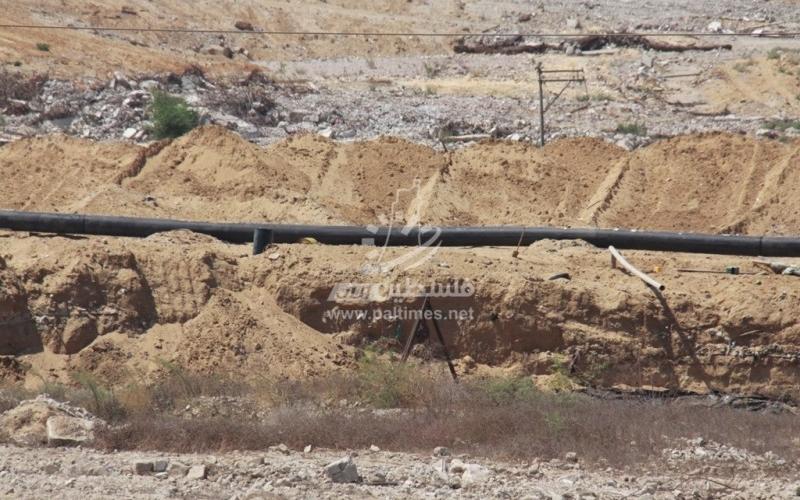 بالصور: الجانب المصري يواصل عمليات إنشاء قناة مائية