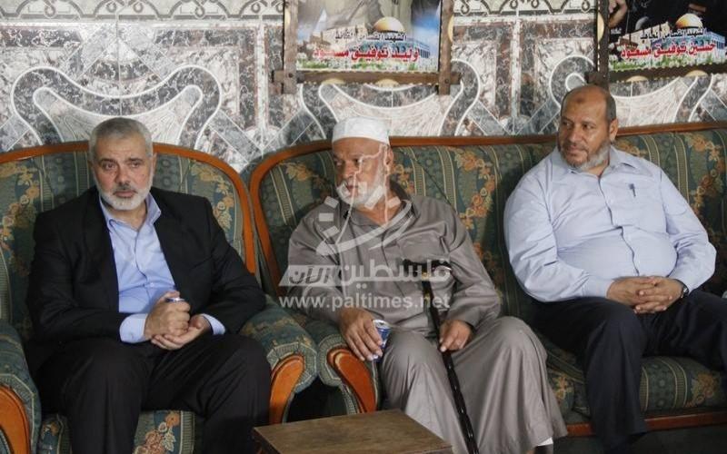 بالصور: هنية يزور عائلتي الشهيد "مسعود" والمختطف "زنون" برفح