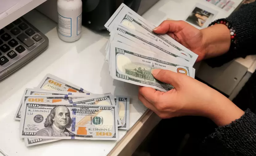 الدولار يتجه نحو خسائر أسبوعية قبيل محادثات أمريكا وإيران