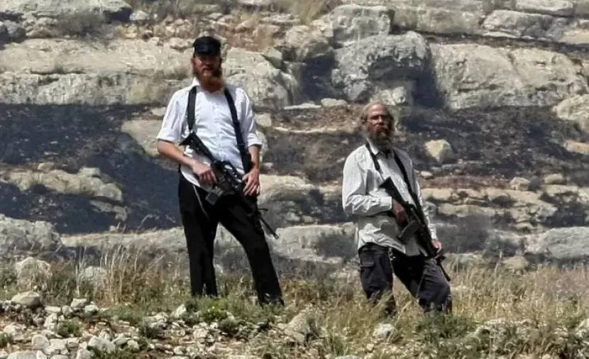مستوطنون يجبرون مزارعين على مغادرة أراضيهم بنابلس