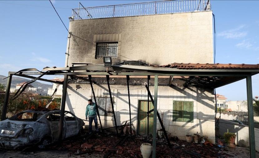 مستوطنون يحرقون منزلا ويدهسون عمالا ويعتدون على مدرسة بالضفة