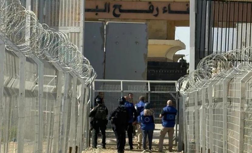 الاحتلال يعتقل فلسطينيا على نقطة تفتيش أثناء عودته للقطاع