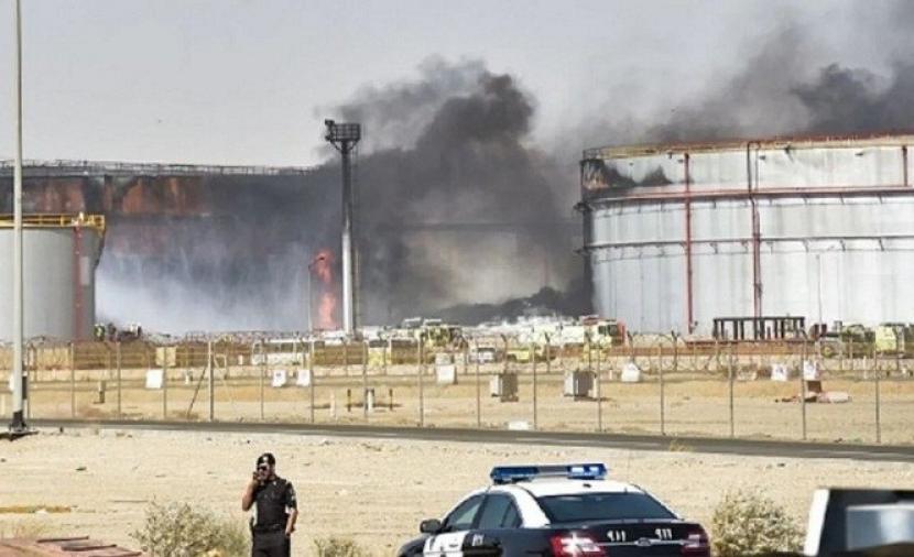 النيران تلتهم منشآت "أرامكو" في رأس تنورة بعد استهدافها بمسيّرة إيرانية
