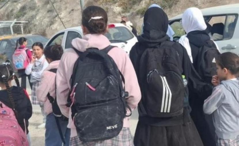 الاحتلال يمنع طلبة السواحرة الغربية من الذهاب لمدارسهم عبر حاجز الشياح