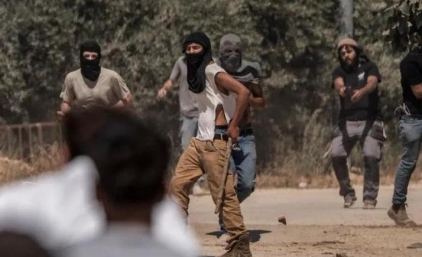 مستوطنون يهاجمون قرية دوما ويجرفون طريقًا جنوب نابلس