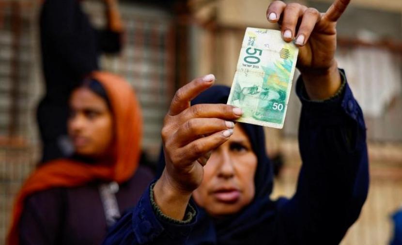 أبو قمر: غزة تواجه "رقمنة قسرية" في ظل شلل النظام النقدي وتعمق فجوة السيولة