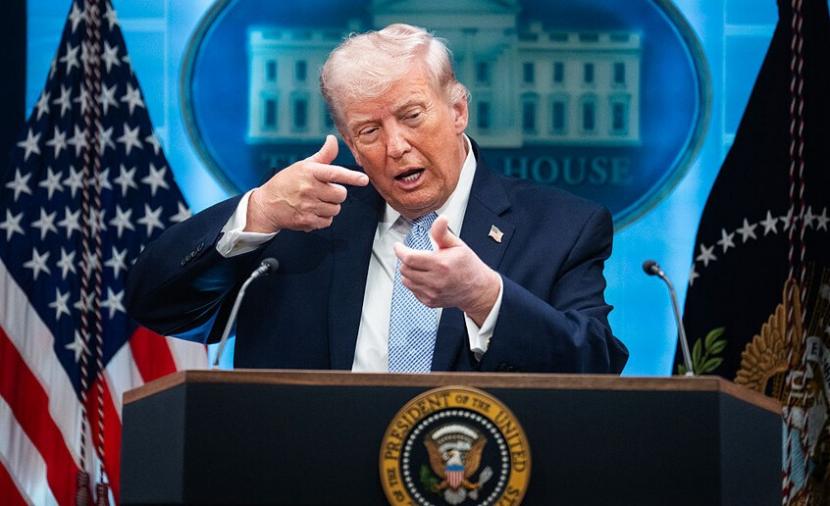 صحيفة "التايمز" ترصد تقلبات السياسة الأمريكية تجاه إيران