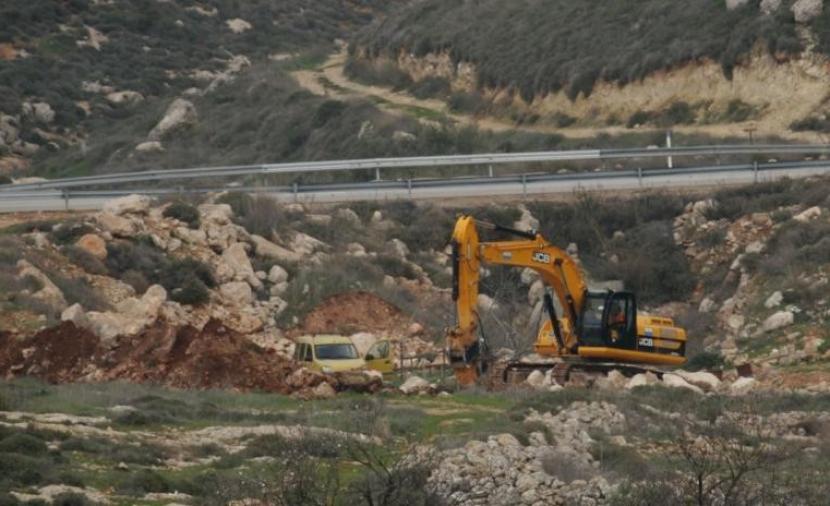 الاحتلال يجرف أراضي ويغلق طرقا فرعية في زبوبا غرب جنين