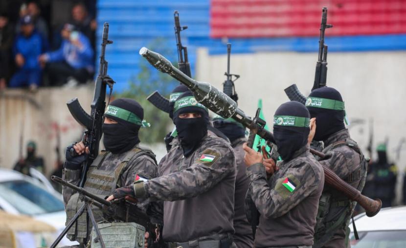 صحيفة: حماس تقدم رداً "إيجابياً" بالقاهرة وتضع "فيتو" على سلاح المقاومة
