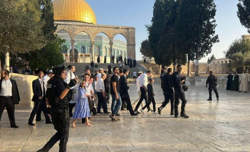 عشرات المستوطنين يقتحمون باحات الأقصى