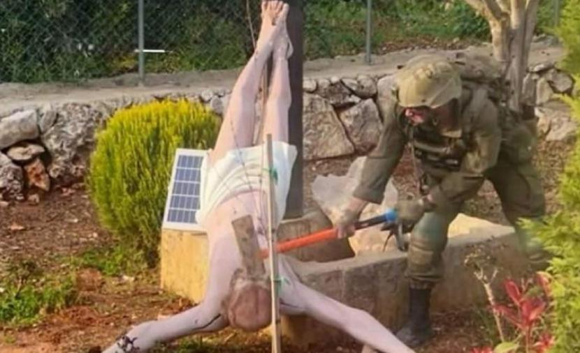 جندي من جيش الاحتلال يحطّم تمثال "المسيح" في جنوب لبنان