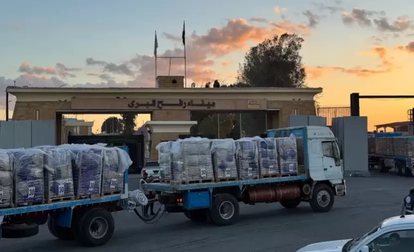 "الإعلام الحكومي" بغزة يفند أكاذيب ملادينوف بشأن دخول 602 شاحنة إلى القطاع