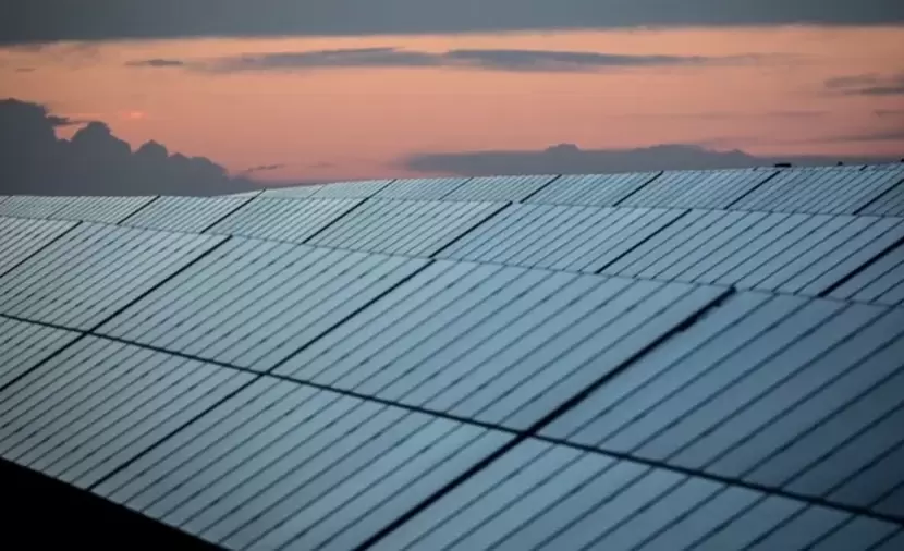 ابتكار لوحة شمسية تولد الكهرباء من الشمس والمطر معا