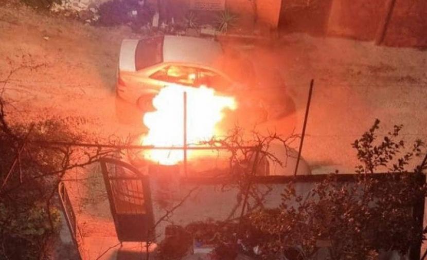 مستوطنون يحرقون منزلا ومركبة في بلدة ترمسعيا