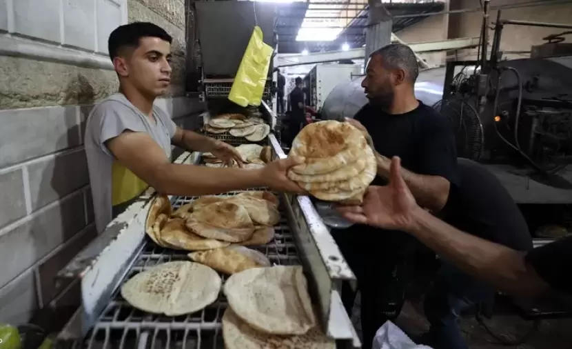 مخابز غزة تبدأ العمل بـ "النظام التجاري" وتحذيرات من عودة الطوابير