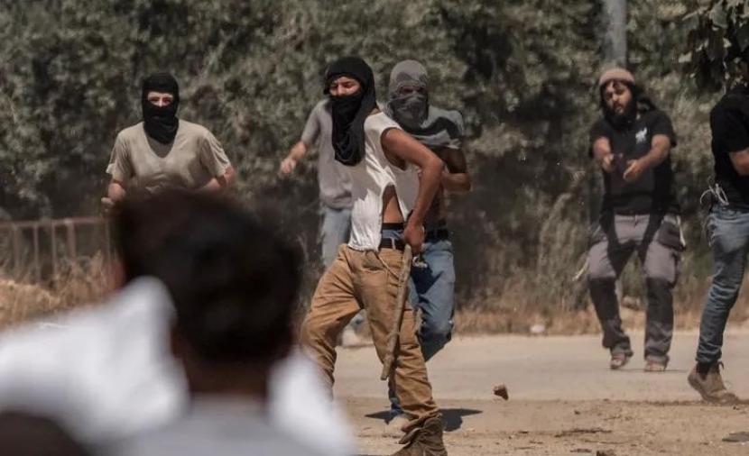 إصابة مواطن في هجوم للمستعمرين شمال رام الله