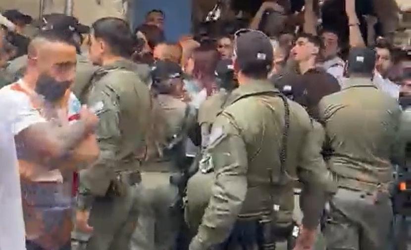 خوري: ندين اعتداءات الاحتلال على المصلّين المسيحيين والمحتفلين بالنور المقدس في القدس