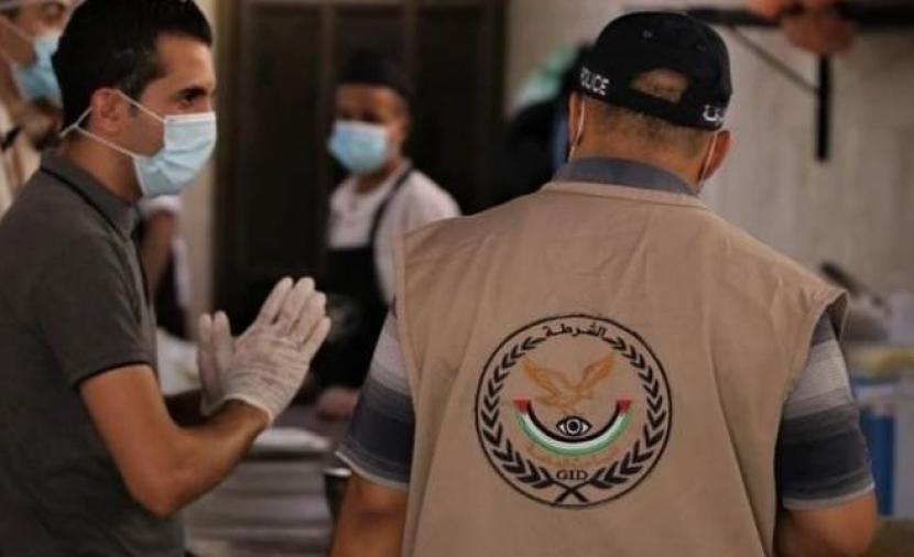 "مباحث التموين" بغزة تضبط وتتلف 3 أطنان مواد غذائية مخالفة