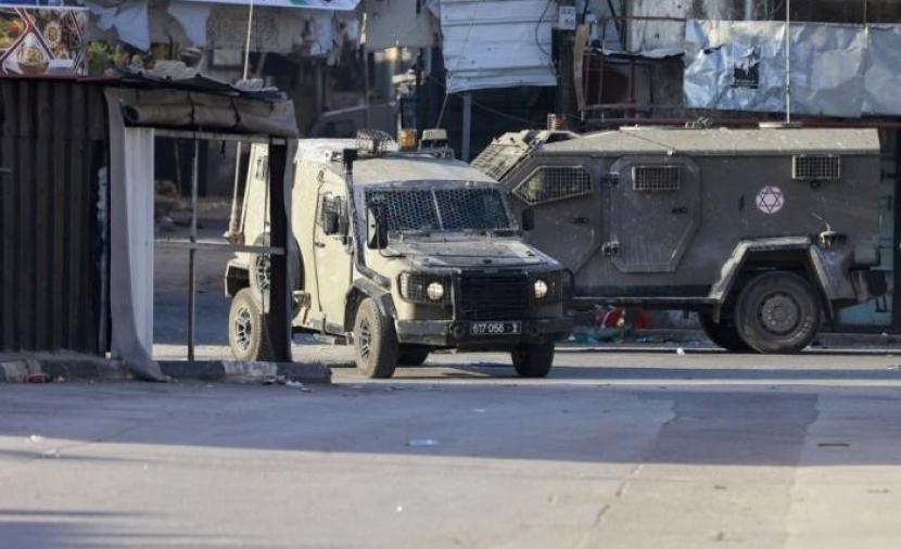 الاحتلال يواصل حصار بلدة بيت أمر لليوم الثالث على التوالي