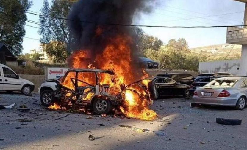 مستوطنون يحرقون منزلاً ومركبة لعائلتين فلسطينيتين في الضفة