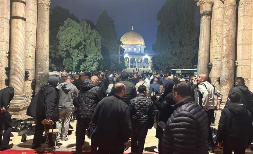 بعد 40 يومًا من الإغلاق.. آلاف المصلين يحيون صلاة الفجر في الأقصى