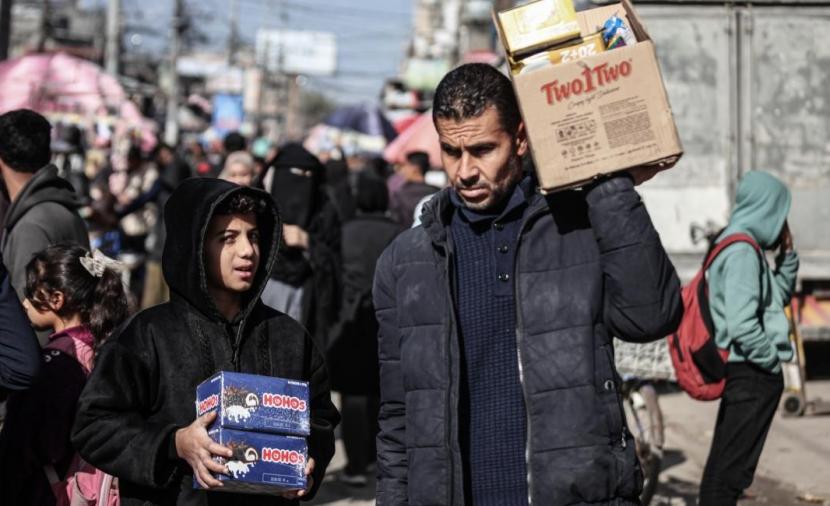 اقتصاد غزة أسير "فخّ الإغاثة"... انهيار الإنتاج