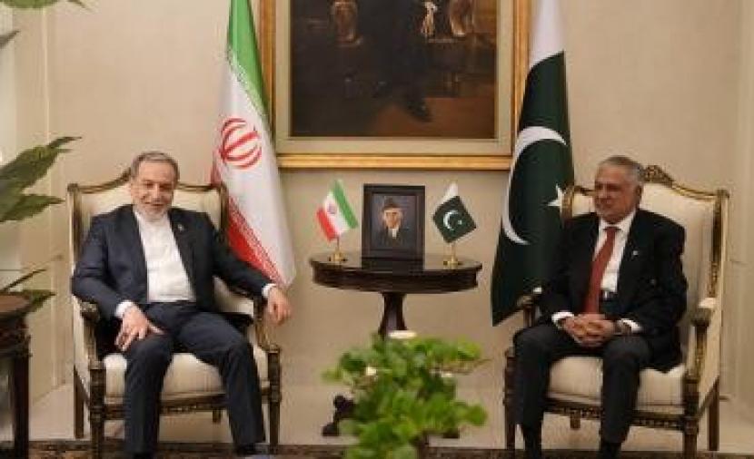 عراقجي يلتقي قائد الجيش الباكستاني ويسلّمه رد طهران