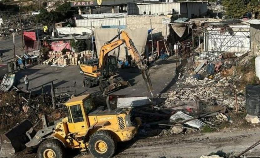 الاحتلال يهدم مصنعا لتشكيل الحديد ومنشآت صناعية بالخليل